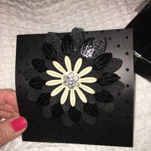 NWT Grace Adele “Dahlia” clip on.